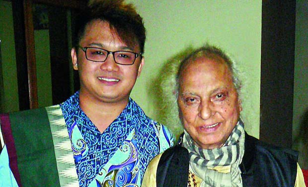 Pandit Jasraj with Chong Chiu Sen at the Rotary Club. Pandit Jasraj with Chong Chiu Sen at the Rotary Club.